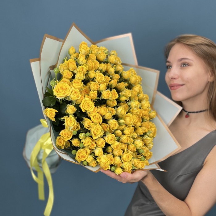 35 кустовых роз Еллоу Бейби 50 см