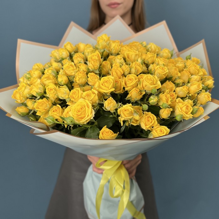 35 кустовых роз Еллоу Бейби 50 см
