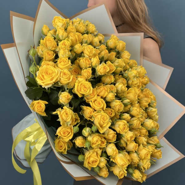 35 кустовых роз Еллоу Бейби 50 см