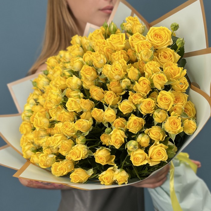 35 кустовых роз Еллоу Бейби 50 см