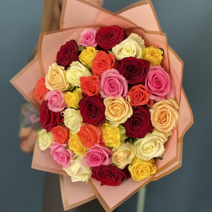 35 ярких роз MIX 60 см
