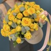 7 кустовых роз Еллоу Бейби в коробке