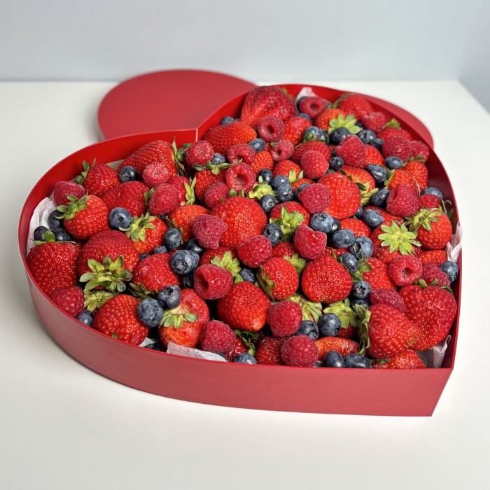 Большое сердце с ягодами 2500гр