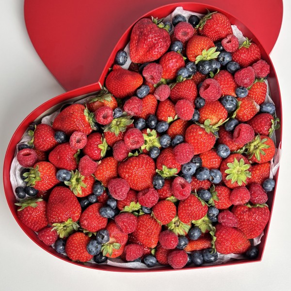 Большое сердце с ягодами 2500гр