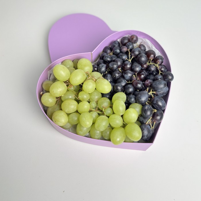 Черный и зеленый виноград 500гр в коробке сердце