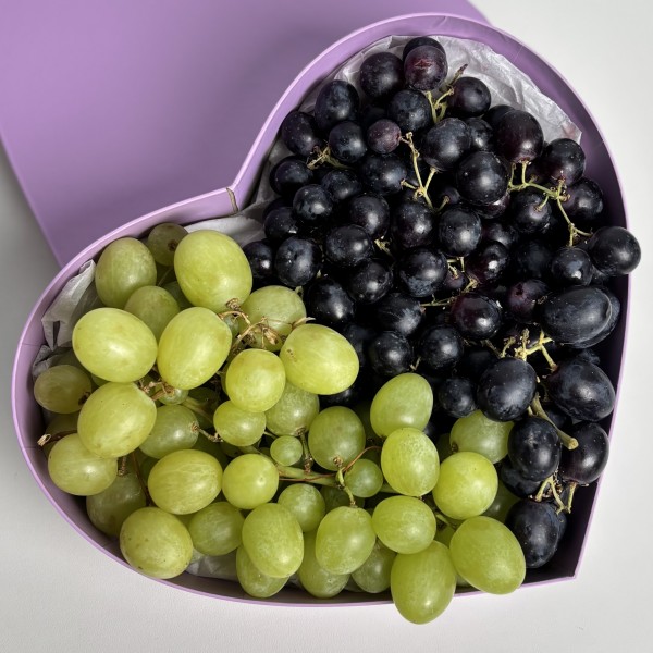Черный и зеленый виноград 500гр в коробке сердце