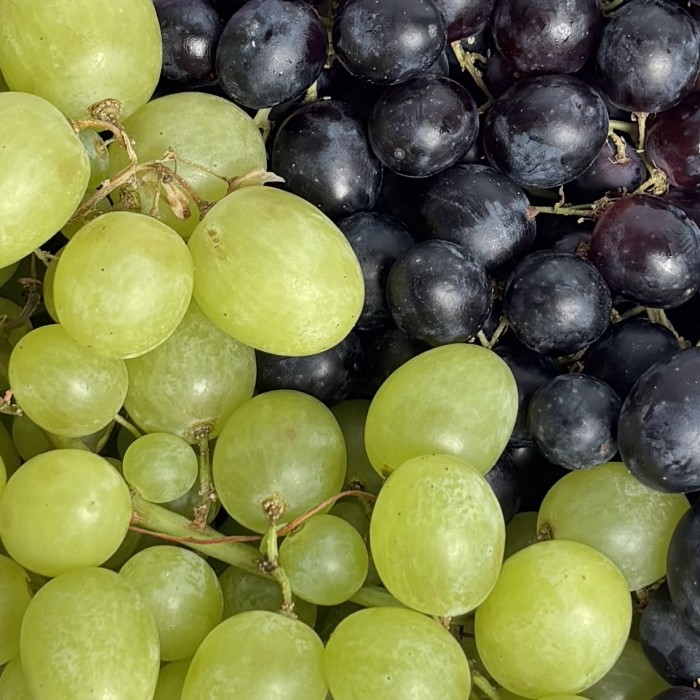 Черный и зеленый виноград 500гр в коробке сердце