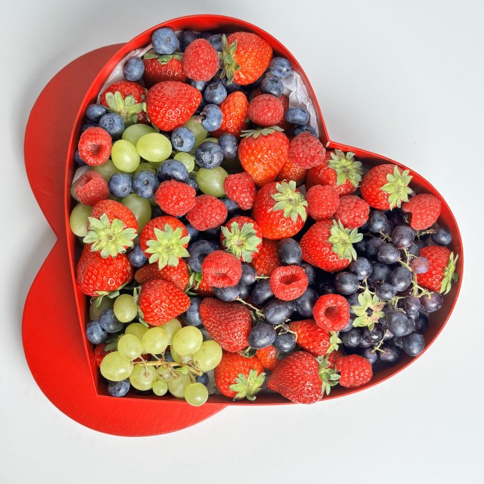 Коробка с ягодами и виноградом сердце 1500гр