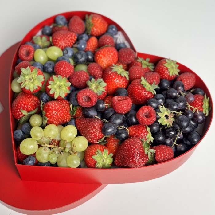 Коробка с ягодами и виноградом сердце 1500гр