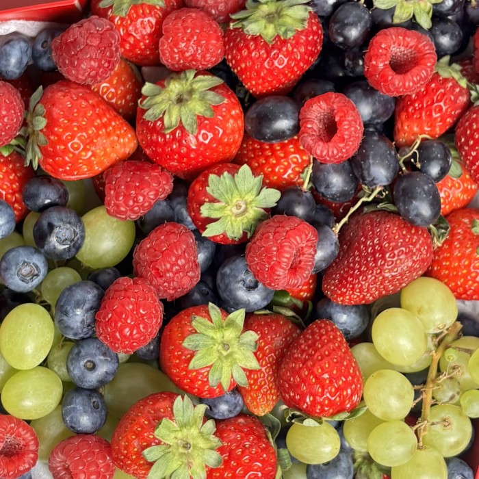 Коробка с ягодами и виноградом сердце 1500гр