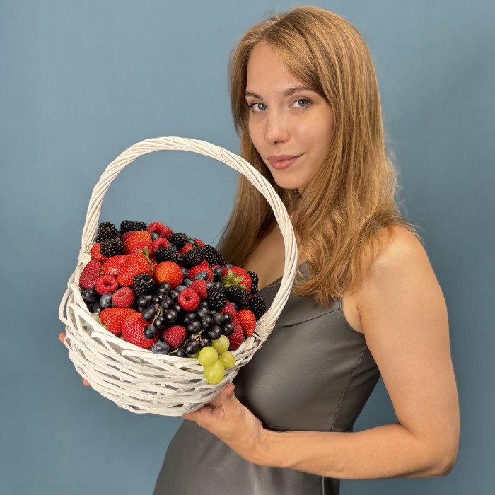 Корзина с ягодами 1500гр