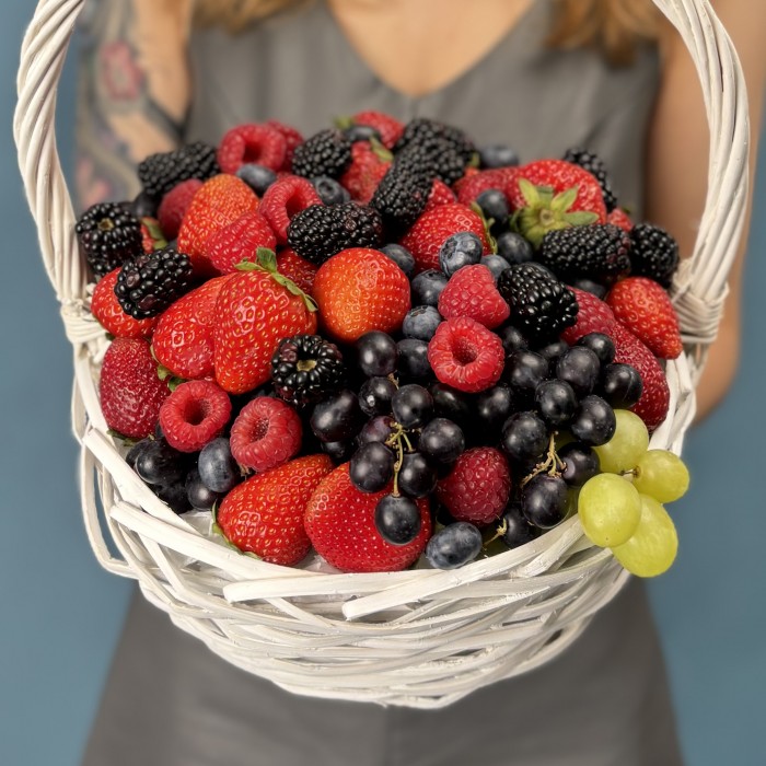 Корзина с ягодами 1500гр