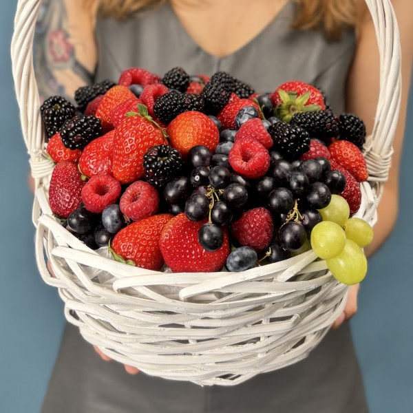 Корзина с ягодами 1500гр