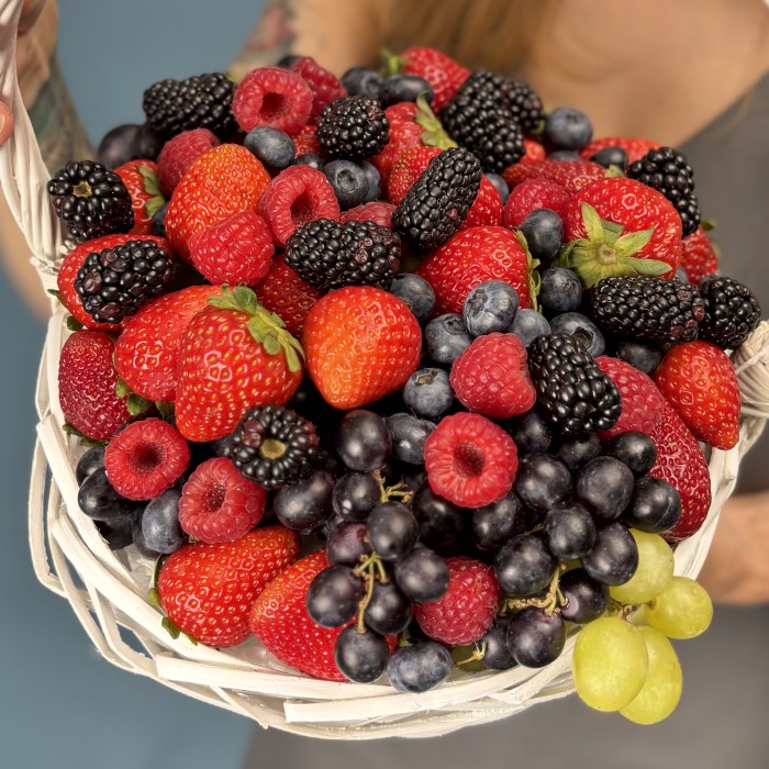 Корзина с ягодами 1500гр