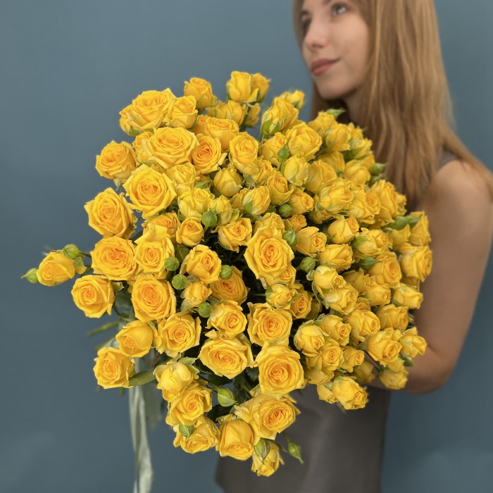 Желтая кустовая Роза Еллоу бейби 50 см