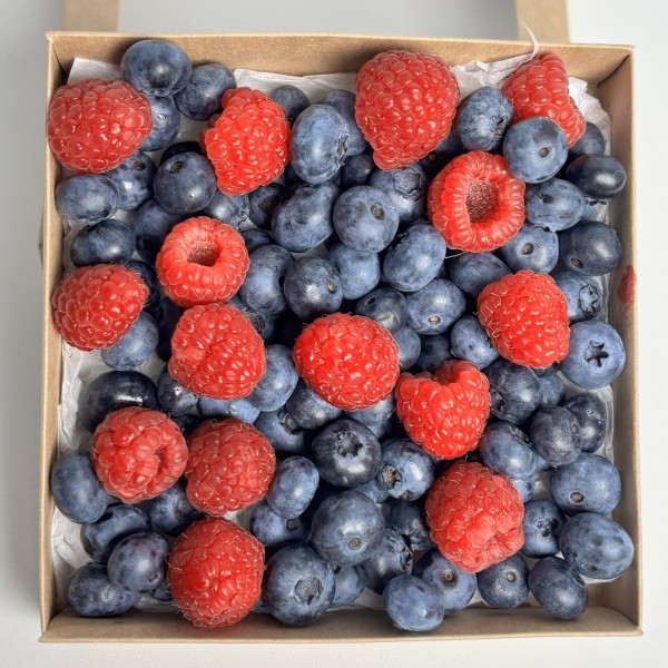 Свежий набор малины и голубики 250гр