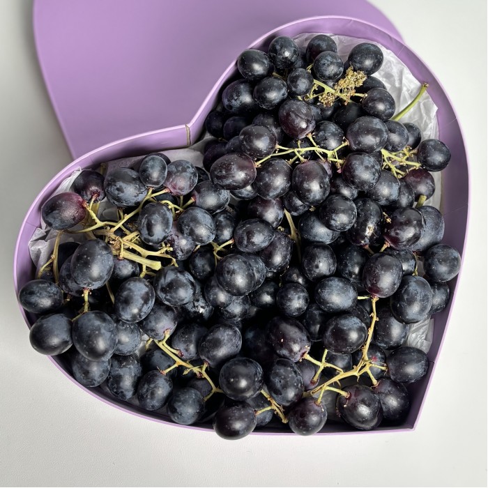 Виноград черный 500гр в коробке сердце