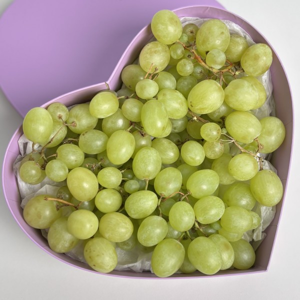 Виноград зеленый 500гр в коробке сердце