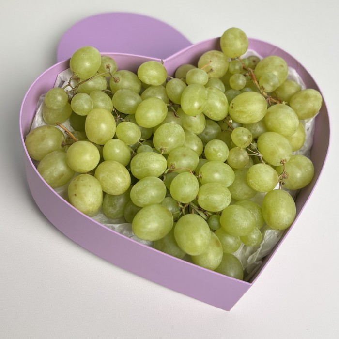 Виноград зеленый 500гр в коробке сердце
