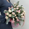 11 кустовых роз Гуд Муд с эвкалиптом в коробке