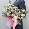 11 кустовых роз Гуд Муд с эвкалиптом в коробке