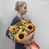 5 подсолнухов с оранжевой альстромерией и ромашкой