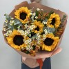 5 подсолнухов с оранжевой альстромерией и ромашкой