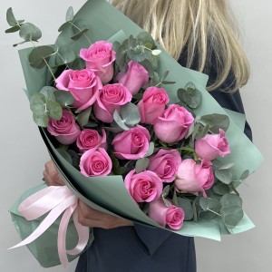 15 розовых роз Ревиваль 60 см с эвкалиптом