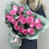 21 розовая роза Ревиваль 60 см с эвкалиптом