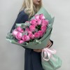 21 розовая роза Ревиваль 60 см с эвкалиптом