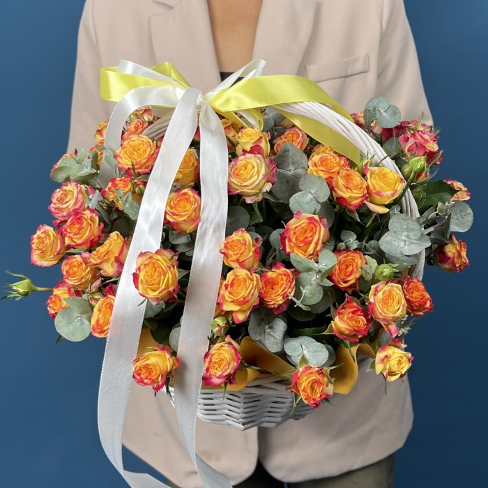 15 кустовых роз Саммер Дэнс в корзине