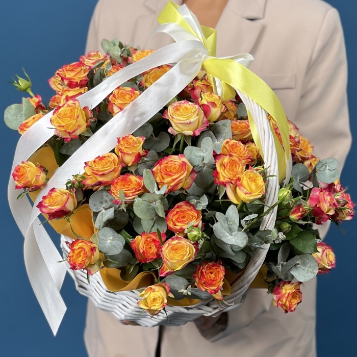 15 кустовых роз Саммер Дэнс в корзине