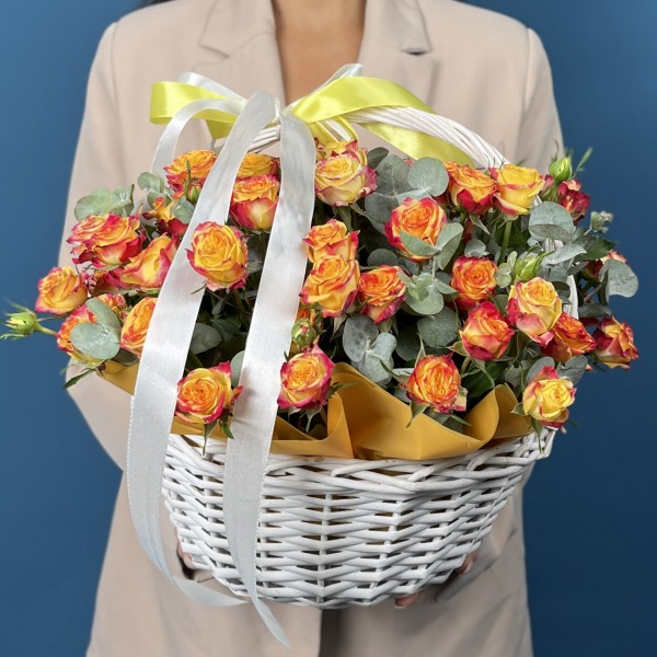 15 кустовых роз Саммер Дэнс в корзине