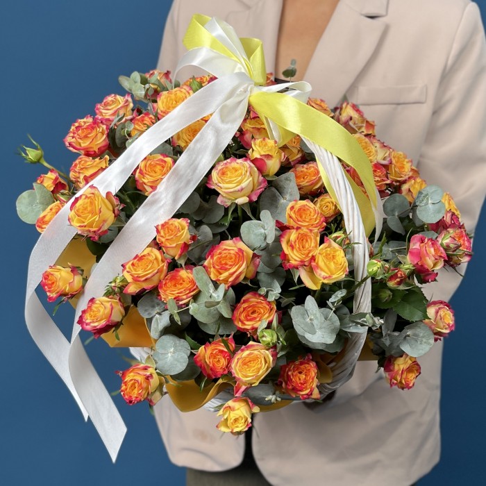 15 кустовых роз Саммер Дэнс в корзине