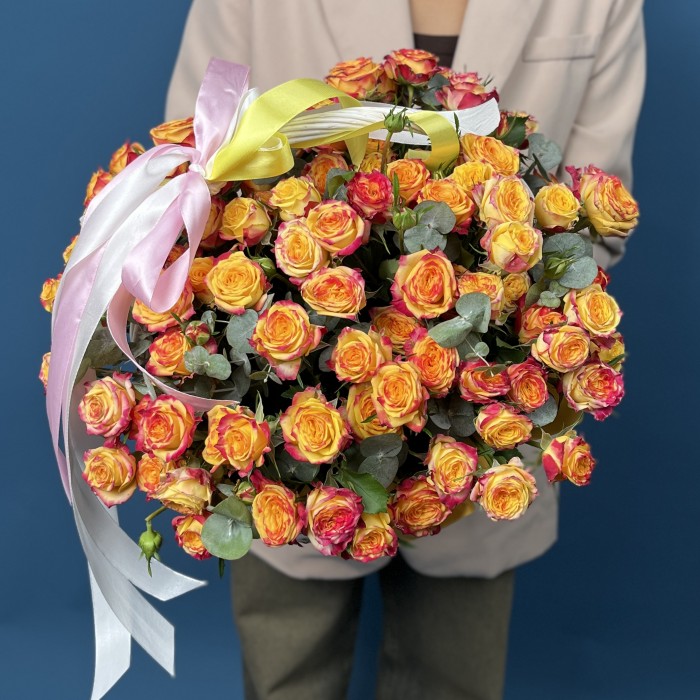 25 кустовых роз Саммер Дэнс в корзине