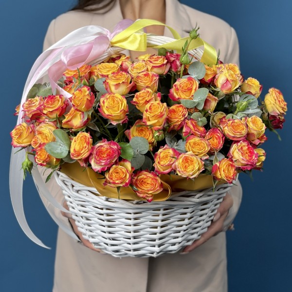 25 кустовых роз Саммер Дэнс в корзине