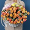 25 кустовых роз Этернал Флэйм в корзине