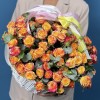 25 кустовых роз Этернал Флэйм в корзине