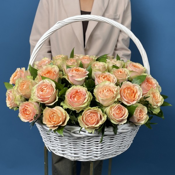 51 пионовидная кремовая роза Гравити в корзине