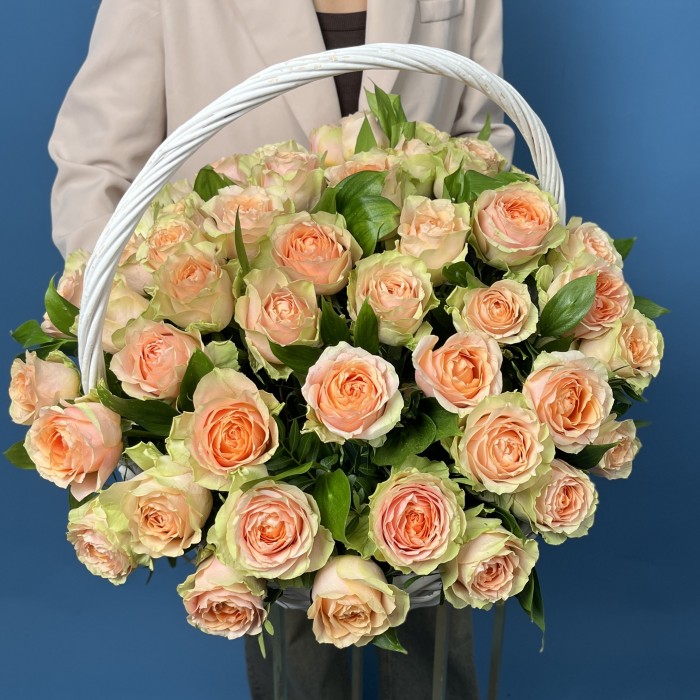 51 пионовидная кремовая роза Гравити в корзине