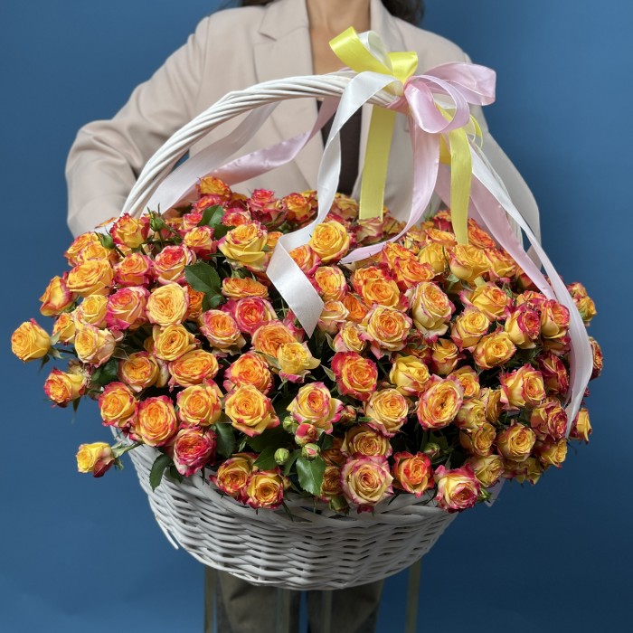 51 кустовая роза Саммер Дэнс в корзине