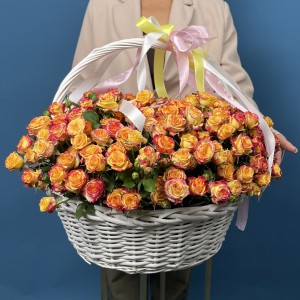 51 кустовая роза Саммер Дэнс в корзине