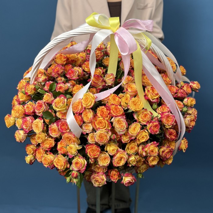 51 кустовая роза Саммер Дэнс в корзине