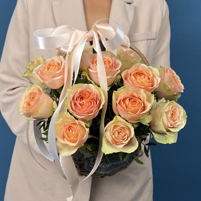 15 пионовидных кремовых роз Гравити в корзине