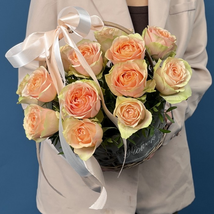 15 пионовидных кремовых роз Гравити в корзине