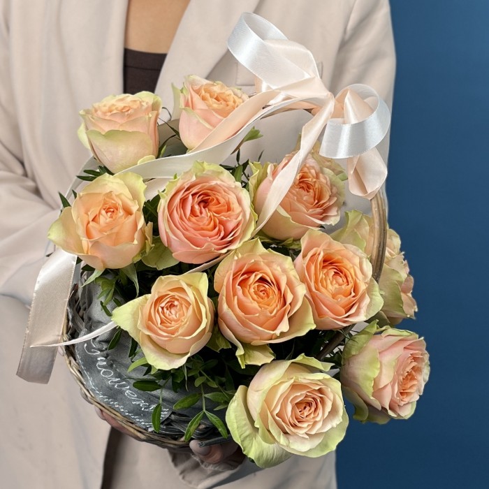 15 пионовидных кремовых роз Гравити в корзине