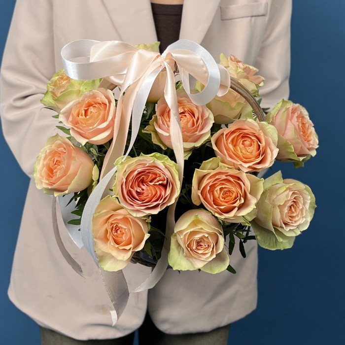 15 пионовидных кремовых роз Гравити в корзине