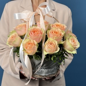 15 пионовидных кремовых роз Гравити в корзине