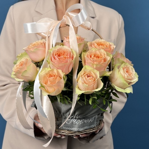 15 пионовидных кремовых роз Гравити в корзине