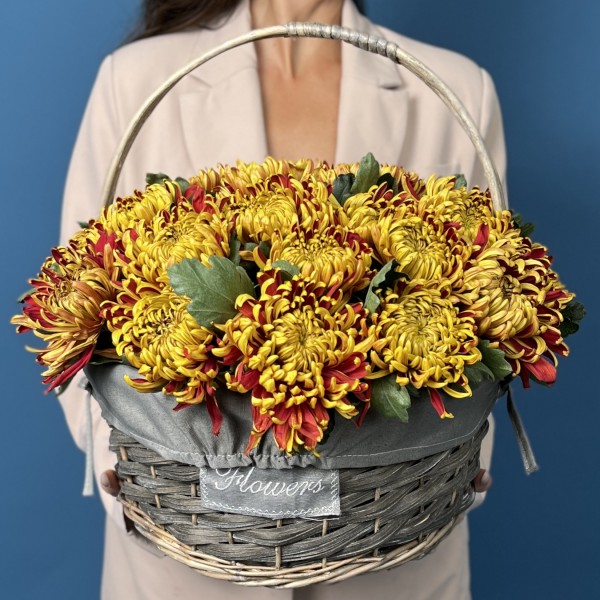 25 желто-красных хризантем Том Пирс в корзине